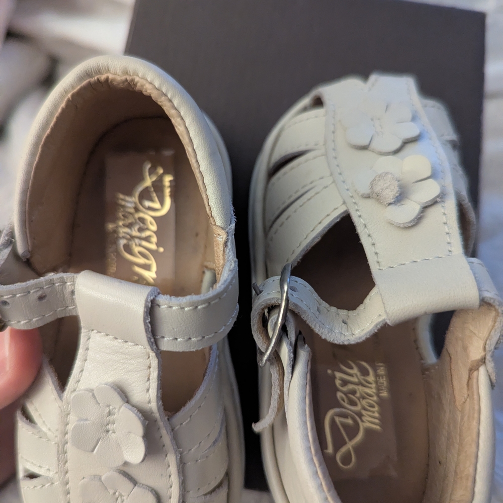 New In Box European White Flower Sandals - Picture 3 of 7